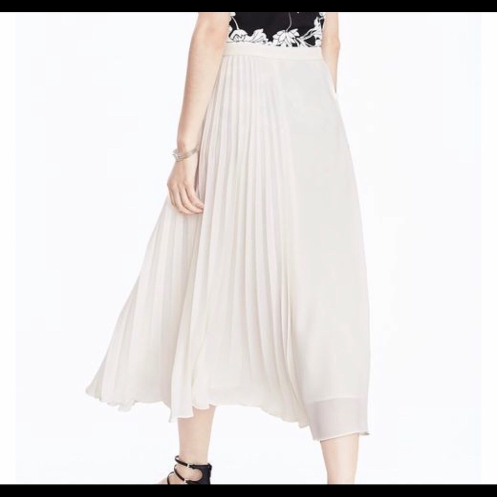 NWT Banana Republic cream flowy midi skirt